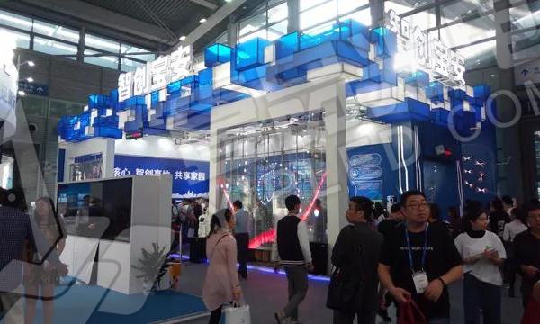 高交會 | 壹品LED透明屏展現(xiàn)無窮魅力，獲區(qū)委書記頻頻點(diǎn)贊