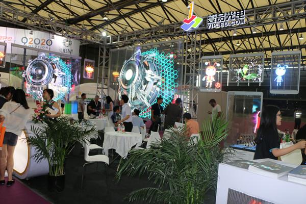 壹品透明LED顯示屏閃炫上海，領(lǐng)航視界風(fēng)尚潮流