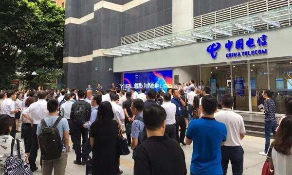 重磅 | 壹品 · LED透明屏開啟中國電信首家智慧營業(yè)廳