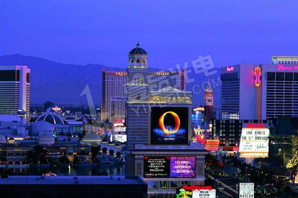 一浪更比一浪強(qiáng) 透明LED玻璃屏將LED燈條屏拍在沙灘上