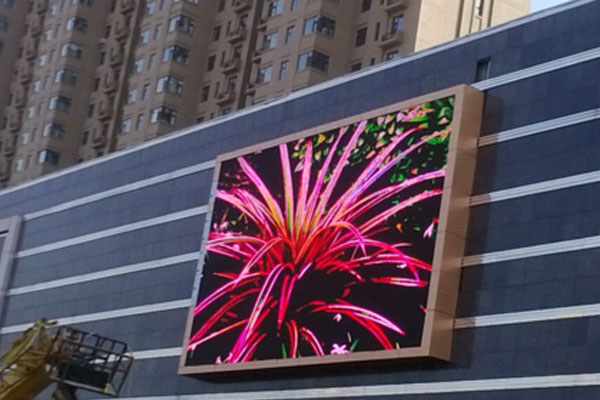 透明LED顯示屏于戶外LED顯示屏市場(chǎng)潛力更足