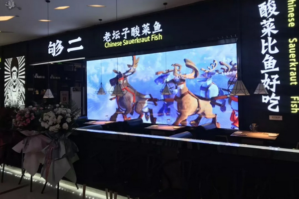 冰屏效果怎么樣？壹品光電?LED透明屏助力太原茂業(yè)餐飲網(wǎng)紅店